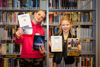 Foto van regiowinnaars Bo en Sterre met het boek en hun certificaat. Foto: Foto van Dana